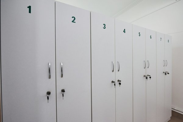 Optimisez votre espace avec un casier vestiaire sur mesure